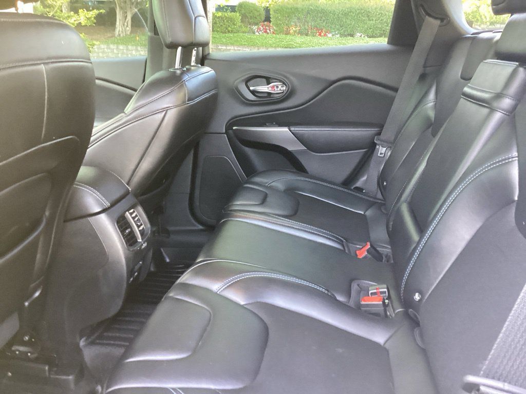 Used 2019 Jeep Cherokee Latitude Plus FWD image 4