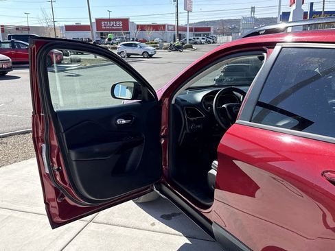 Used 2021 Jeep Cherokee Latitude Plus image 10