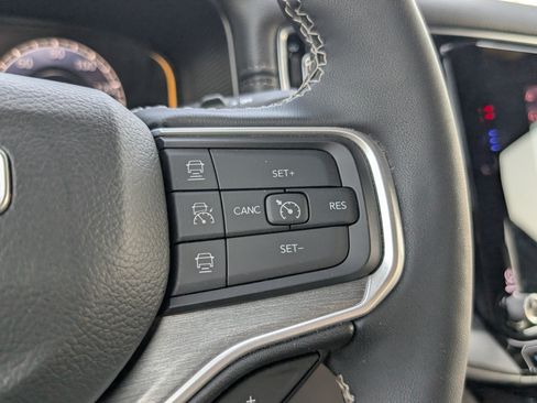 Used 2025 Jeep Wagoneer 4WD w/ Premium Group I image 24