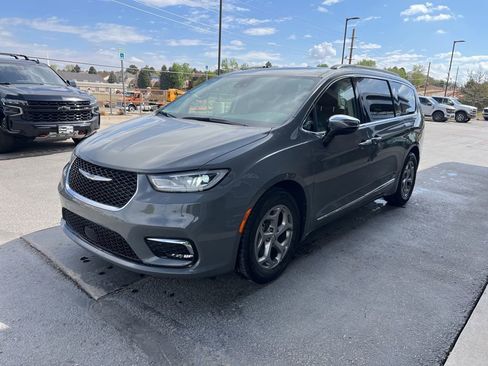 Used 2023 Chrysler Pacifica Limited FWD image 3