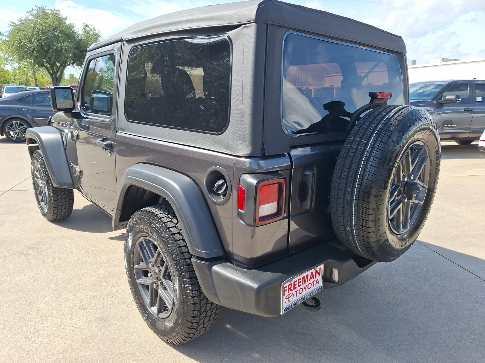 Used 2025 Jeep Wrangler Sport AWD/4WD image 4