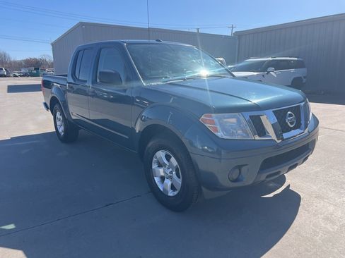 Used 2013 Nissan Frontier SV image 2