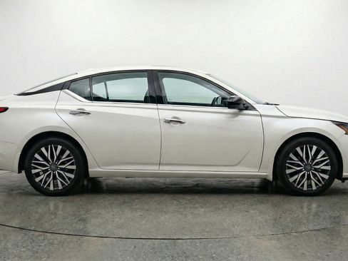 Used 2025 Nissan Altima 2.5 SV image 11