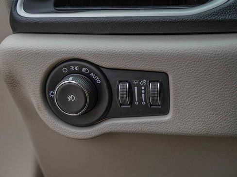 Used 2019 Chrysler Pacifica Touring-L image 19
