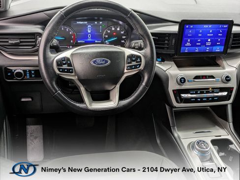 Used 2023 Ford Explorer XLT AWD/4WD image 4