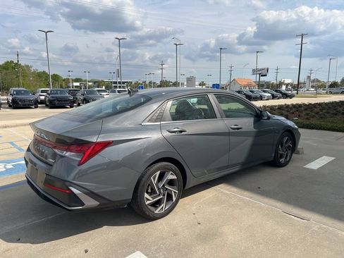 Used 2024 Hyundai Elantra Limited image 11