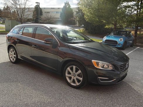 Used 2016 Volvo V60 T5 Premier w/ Convenience Package image 12