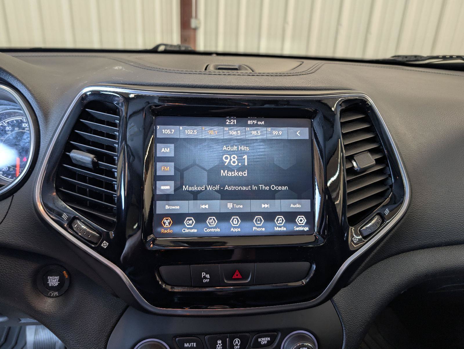 Used 2019 Jeep Cherokee Limited FWD image 25