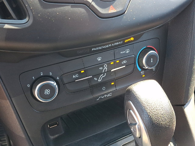 Used 2018 Ford Focus SE w/ SE Appearance Package FWD image 15