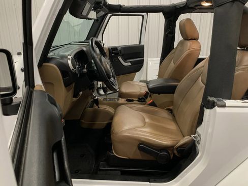 Used 2017 Jeep Wrangler Sahara w/ Connectivity Group image 39