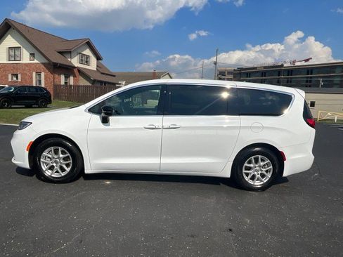 Used 2025 Chrysler Pacifica Select FWD image 4