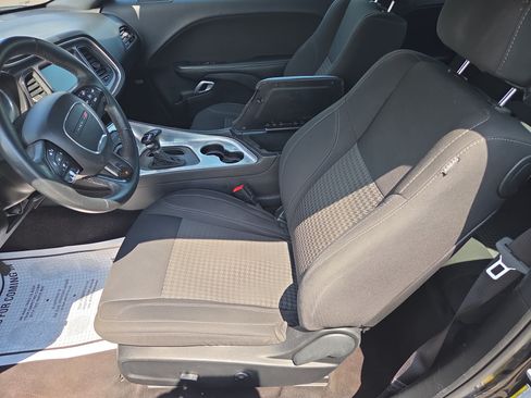Used 2016 Dodge Challenger SXT w/ Driver Convenience Group RWD image 8