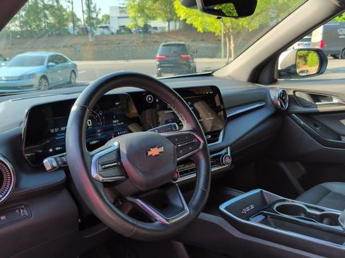 Used 2025 Chevrolet Equinox LT w/ Convenience Package II FWD image 9