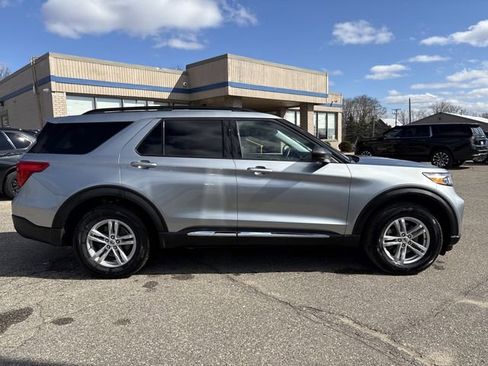 Used 2024 Ford Explorer XLT w/ Equipment Group 202A image 4