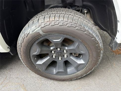 Used 2025 RAM 1500 Big Horn AWD/4WD image 10