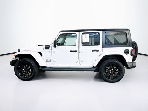 Used 2022 Jeep Wrangler Unlimited Sahara w/ Cold Weather Group AWD/4WD image 4