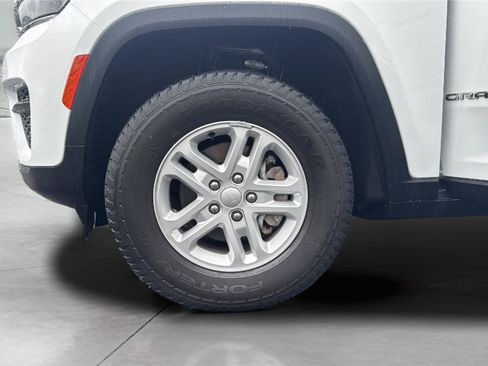 Used 2023 Jeep Grand Cherokee Laredo AWD/4WD image 30