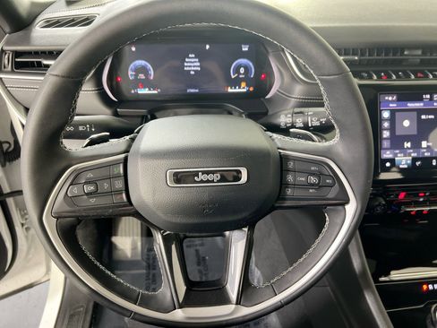 Used 2023 Jeep Grand Cherokee Altitude AWD/4WD image 11