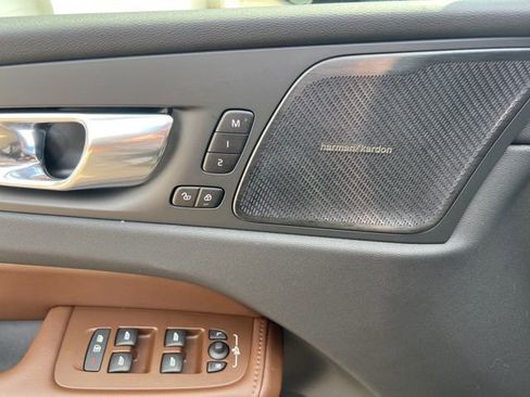 Certified 2025 Volvo XC60 B5 Ultra AWD/4WD image 27