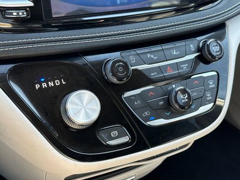 Used 2023 Chrysler Pacifica Touring-L FWD image 26