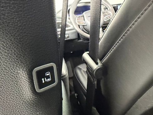 Used 2025 Chrysler Pacifica Select w/ Uconnect Theater Family Group FWD image 30