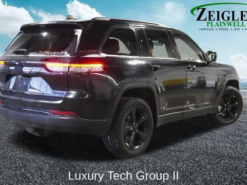 Used 2023 Jeep Grand Cherokee Limited w/ Luxury Tech Group II image 3