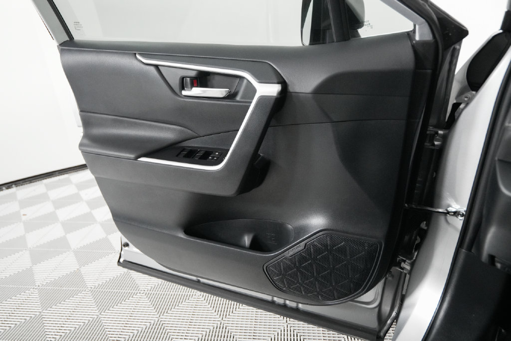 Used 2019 Toyota RAV4 XLE AWD/4WD image 12