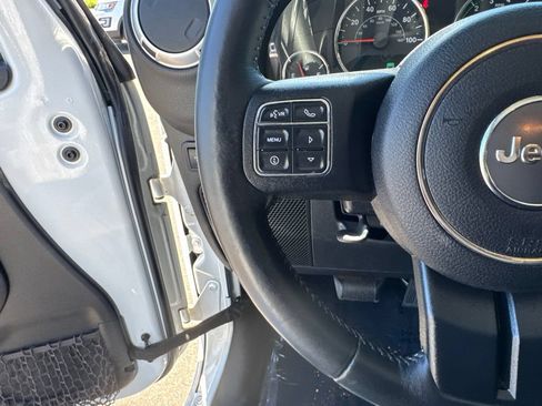 Used 2016 Jeep Wrangler Unlimited Rubicon w/ Connectivity Group AWD/4WD image 25