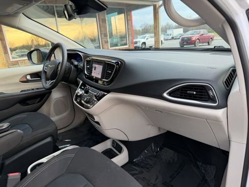 Used 2024 Chrysler Voyager LX image 23