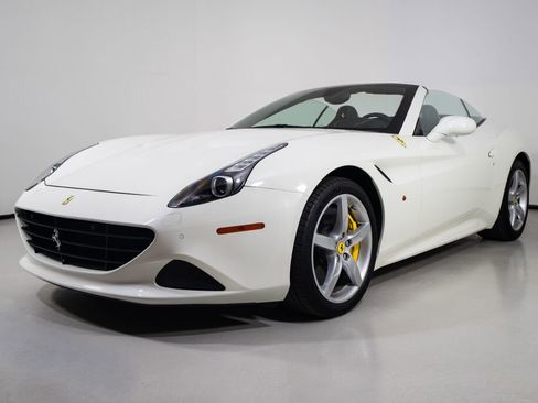 Used 2017 Ferrari California T RWD image 13