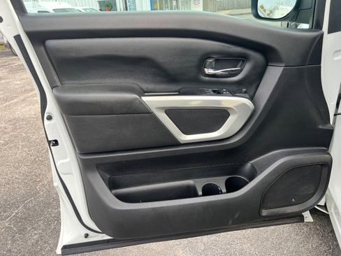 Used 2017 Nissan Titan SV image 16