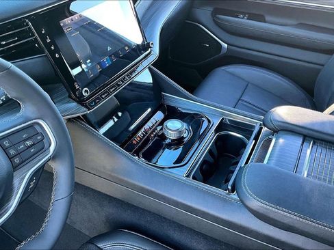 Used 2024 Jeep Wagoneer L Series II image 17