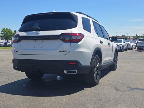 Used 2025 Honda Pilot Sport image 9