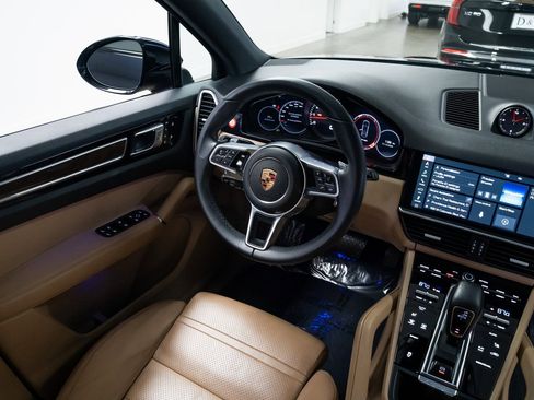 Used 2020 Porsche Cayenne image 10
