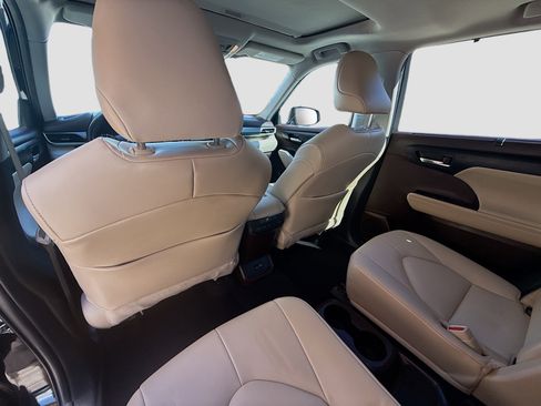 Used 2022 Toyota Highlander XLE image 25