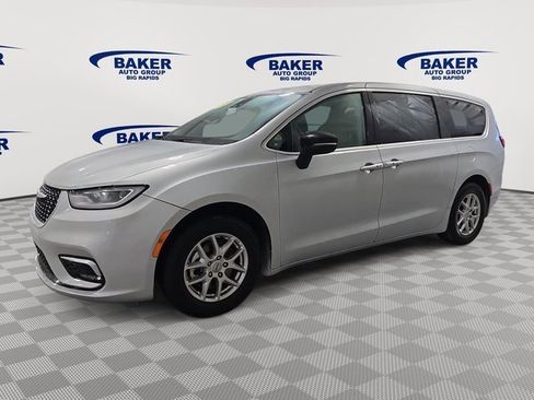 Used 2024 Chrysler Pacifica Touring-L image 7