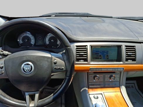 Used 2010 Jaguar XF Luxury RWD image 10