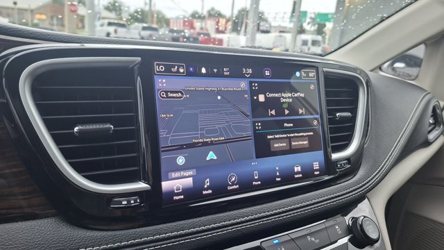 Used 2023 Chrysler Pacifica Limited FWD image 14