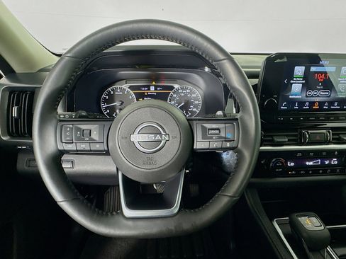 Used 2025 Nissan Pathfinder SL FWD image 11