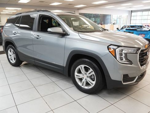 Used 2024 GMC Terrain SLE w/ Driver Convenience Package FWD image 15