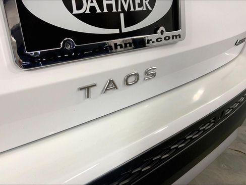 Used 2025 Volkswagen Taos SE AWD/4WD image 8