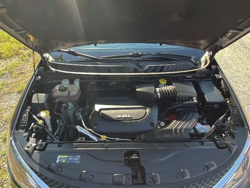 Used 2018 Chrysler Pacifica Touring-L w/ Tire & Wheel Group FWD image 24