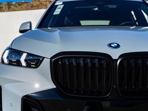 New 2026 BMW X5 xDrive50e image 9