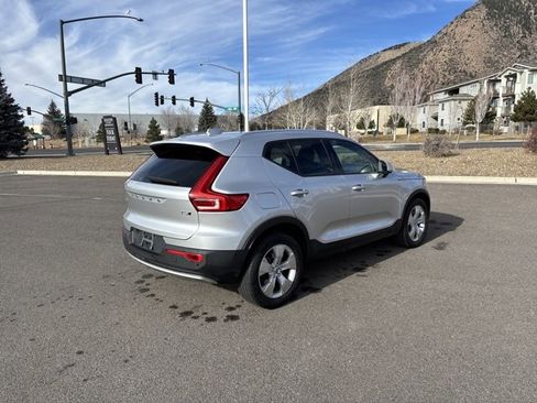 Used 2019 Volvo XC40 T5 Momentum image 3