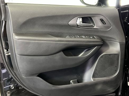 New 2026 Chrysler Pacifica Select image 9