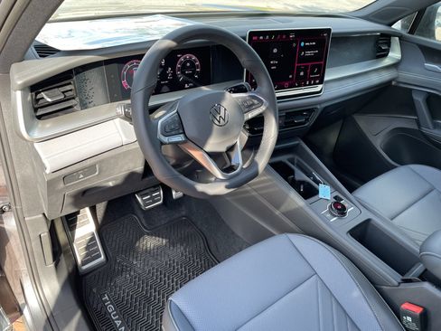 New 2026 Volkswagen Tiguan SE R-Line FWD image 17