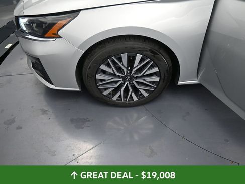 Used 2024 Nissan Altima 2.5 SV image 15