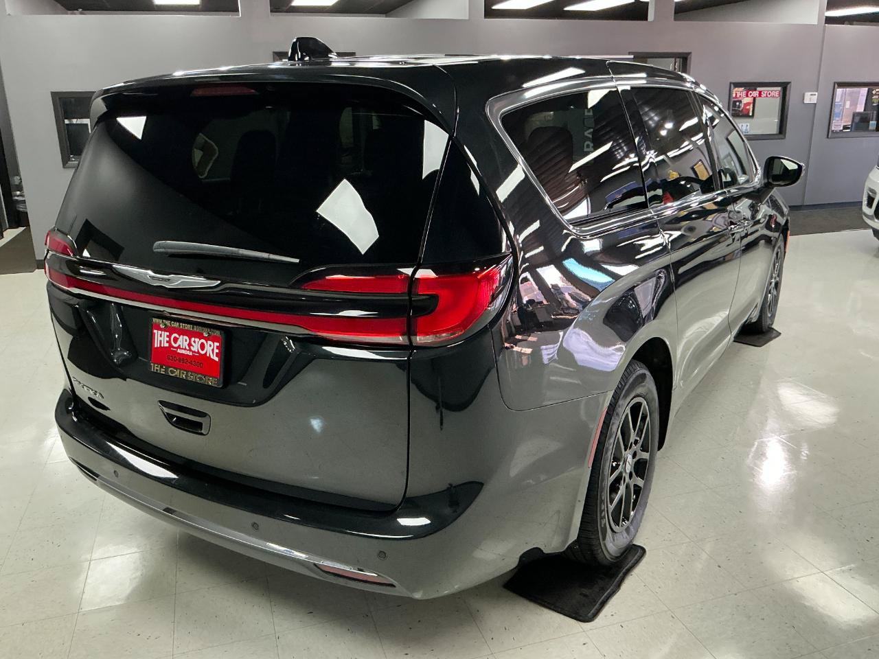 Used 2023 Chrysler Pacifica Touring FWD image 3