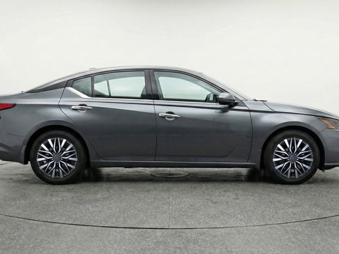 Used 2025 Nissan Altima 2.5 SV FWD image 11