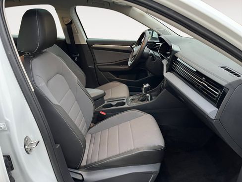 Certified 2025 Volkswagen Jetta SE w/ Sunroof Package image 17